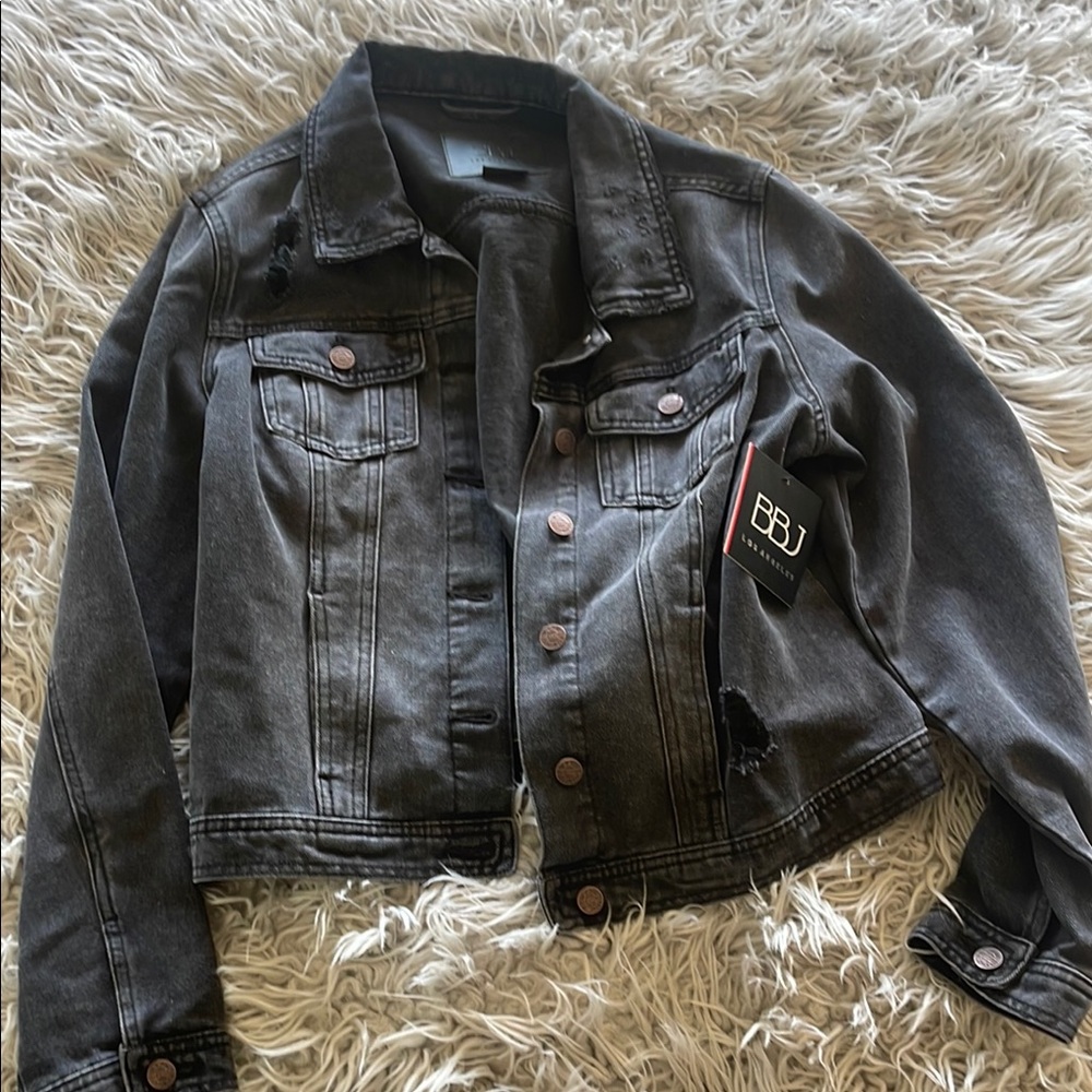 Black Cropped Jean Jacket with Classic Denim Style